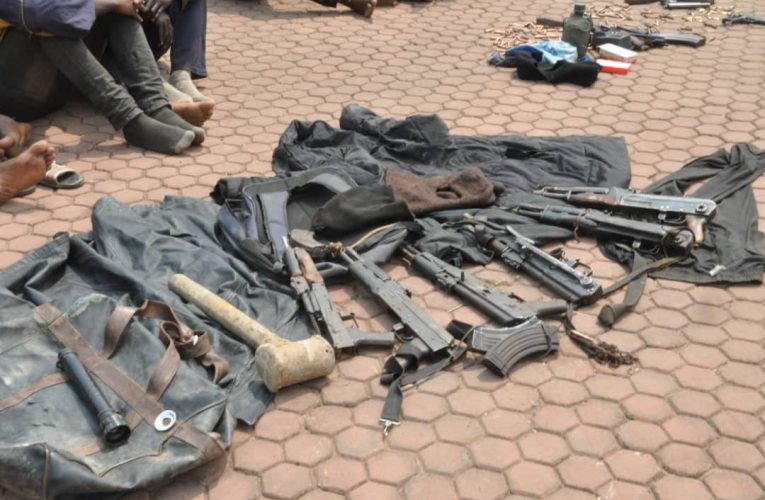 RDC-Ituri : 52 munitions, 2 armes AK47 et plusieurs effets militaires récupérés par la PNC lors d’un bouclage à Bunia