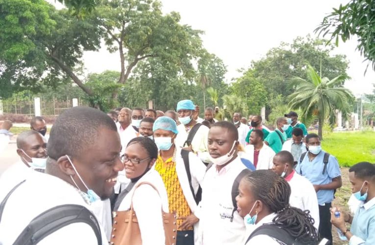 RDC/Les médecins en sit-in à la cité de l’OUA pour réclamer leurs primes de risques
