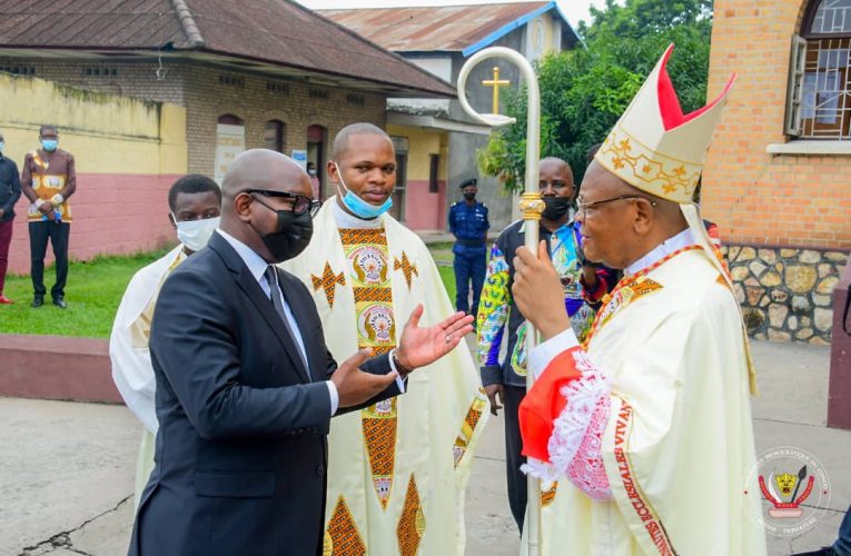 RDC/Primature : Le premier ministre, Jean-Michel Sama Lukonde a assisté à la messe de la journée des CEVB célébrée par le cardinal Ambongo à la cathédrale Notre-Dame du Congo