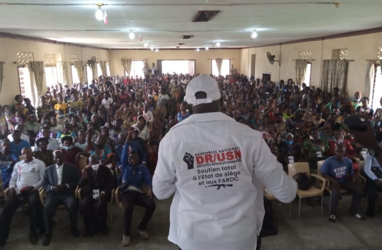 RDC/Kasaï Central: Jean Pierre Kayembe communie avec les membres de sa fondation