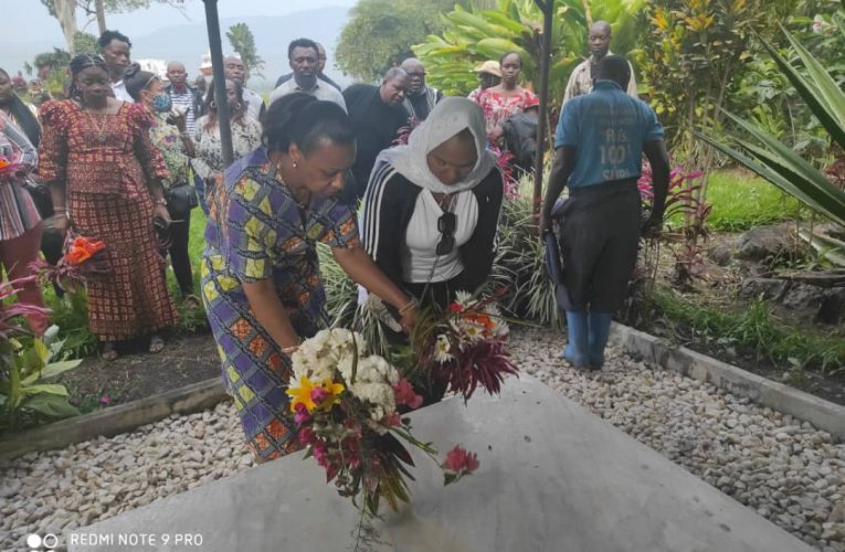 RDC/Randonnée sur le Lac Kivu : Marie Olive Lembe Kabila en guide touristique