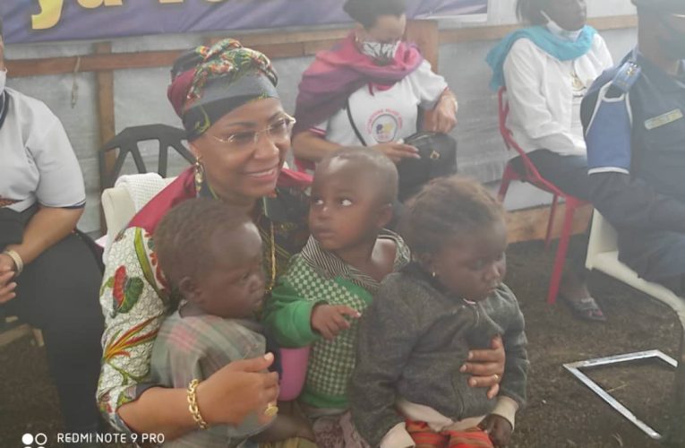 RDC/Assistance humanitaire dans le Nord Kivu : Marie Olive Lembe Kabila assiste les sinistrés du site EP Kahembe Kanyaruchinya