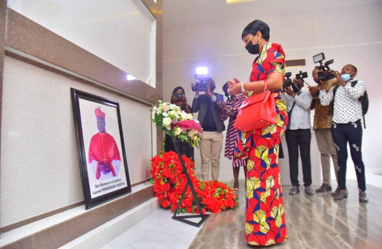 RDC/Marie Olive Lembe Kabila se recueille sur la tombe du Cardinal Laurent Monsengwo Pasinya