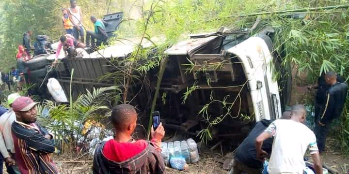 RDC/Kwilu: un bus en provenance de Kinshasa a fini sa course dans la brousse et cause morts d’hommes