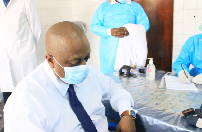 RDC/Le Ministre Jean-Jacques MBUNGANI et la Vice –Ministre Véronique KILUMBA ont pris leur première dose de vaccin contre la COVID-19.