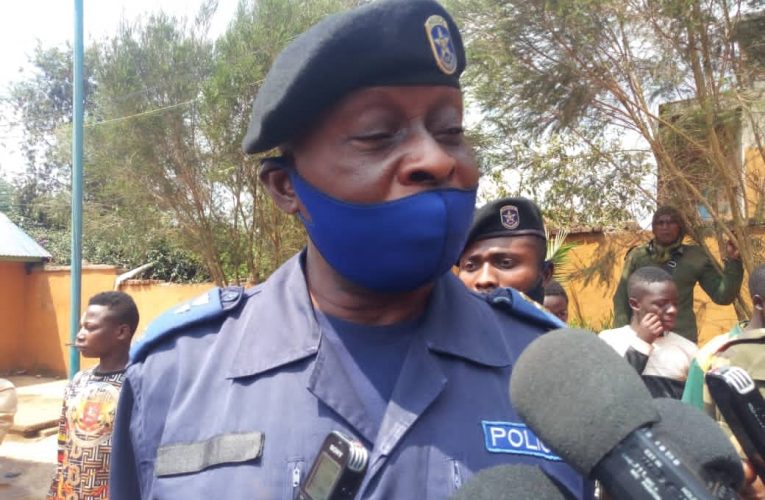 RDC/Nord Kivu/Butembo:le commissaire supérieur Mowa Baeki Roger présente 23 présumés bandits à la presse