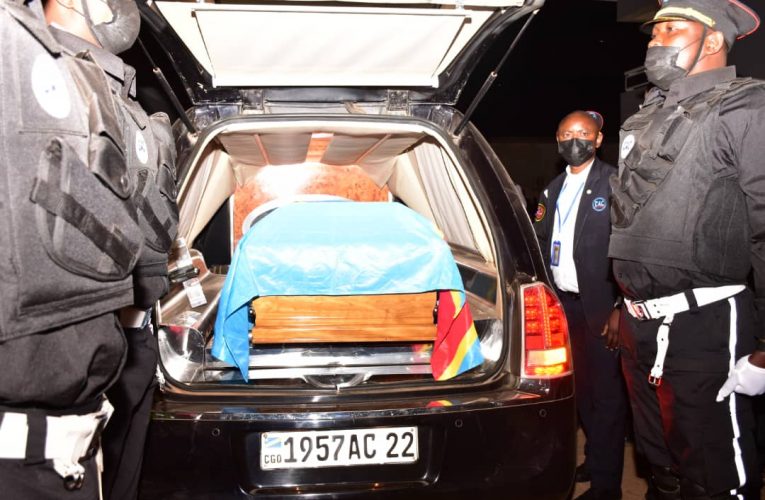 RDC/Primature:Le Premier Ministre Jean-Michel Sama Lukonde assiste à l’arrivée de la dépouille mortelle de Gabriel Kyungu wa Kumwanza à l’aéroport de Luano à Lubumbashi