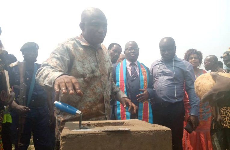 RDC/Kwilu : Le Gouverneur Willy Itsundala pose la première pierre de construction de l&rsquo;Institut révérend Buyamina dans le secteur Kwenge à Bulungu*