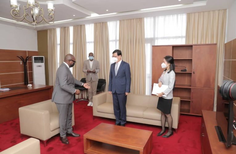 RDC/Primature :Le Premier Ministre Sama Lukonde et l’ambassadeur de la Chine en accord pour une commission mixte d’enquête sur les présumées activités illicites des entreprises minières chinoises dans les sites miniers de la RDC