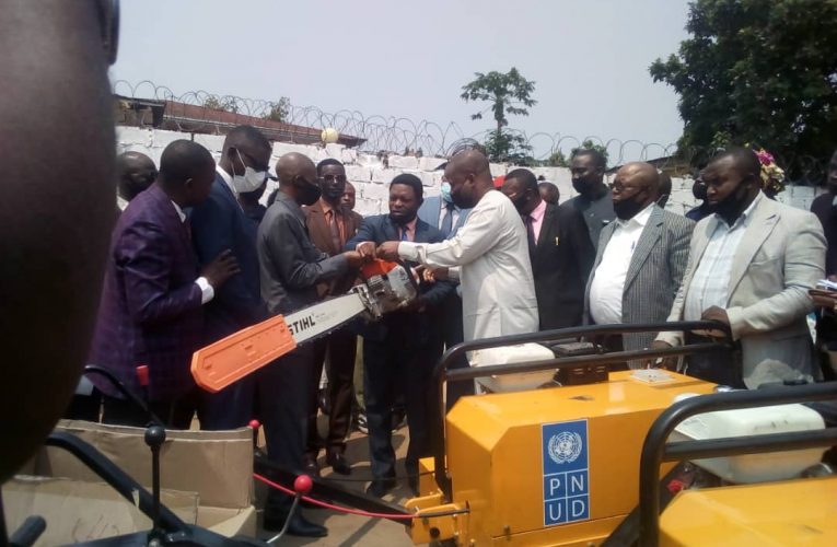 RDC/ Kasaï : le ministre provincial en charge du plan et agriculture a procédé au lancement officiel des activités HIMO et dotation en équipement de fiabilisation des routes de desserte agricole