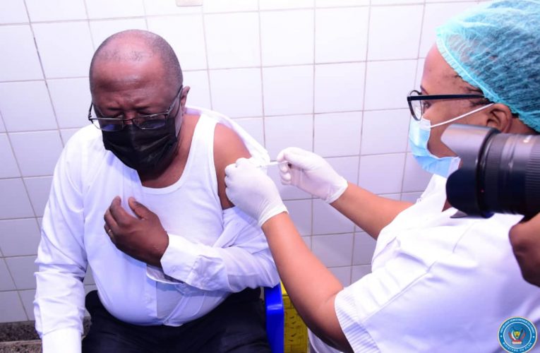 Ministère du Plan COVID-19 : Christian MWANDO prêche par l’exemple et se fait vacciner !