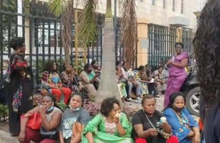 RDC/Économie : Sit-in des vendeuses des surgelés à l’immeuble du gouvernement pour revendiquer l’application de la décision…