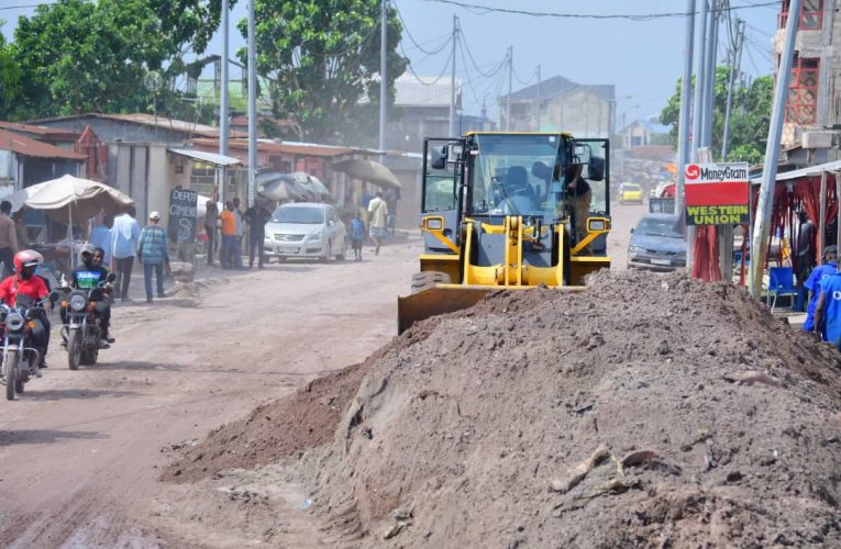 RDC/Primature :24 heures seulement après les instructions du Premier Ministre Sama Lukonde lors de son passage sur la route cecomaf, l&rsquo;OVD lance  les  travaux de réhabilitation sur sa section en état de délabrement
