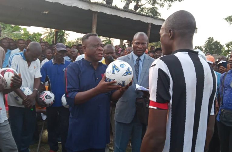 RDC/Kasaï:Maître Chevalier KWETE MWENA KWETE fait un don des Ballons aux équipes du Poste d’Etat de Kakenge
