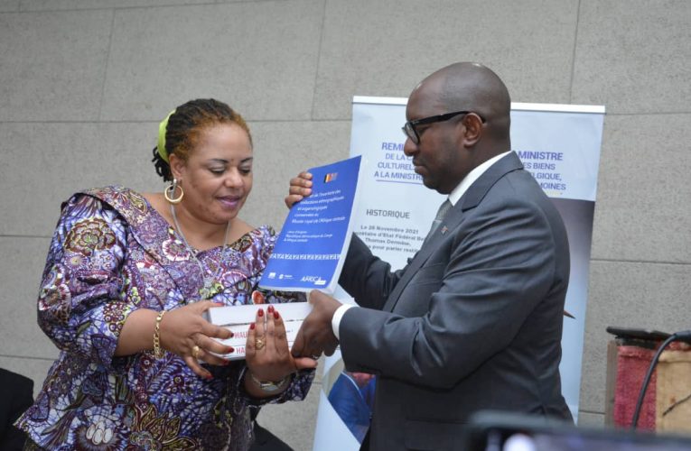 Primature :Le Premier Ministre Sama Lukonde a remis officiellement à la Ministre de la Culture, Arts et Patrimoines, Catherine Kathungu, le répertoire et la cassette des échantillons des biens culturels de la RDC détenus par la Belgique