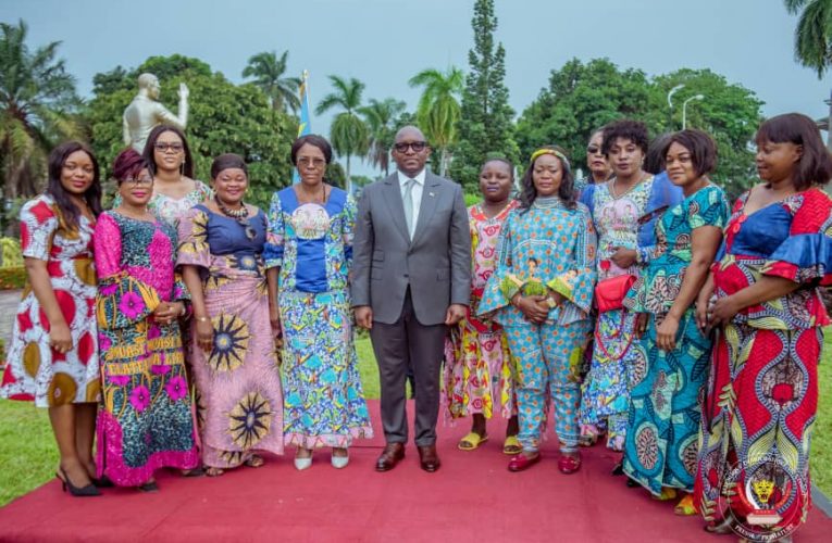 RDC/Primature :Mois de la femme oblige, à travers les femmes de la Primature, le Premier Ministre Jean-Michel Sama Lukonde a rendu un vibrant hommage à toutes les femmes de la RDC qui mènent un combat pour un Monde égalitaire