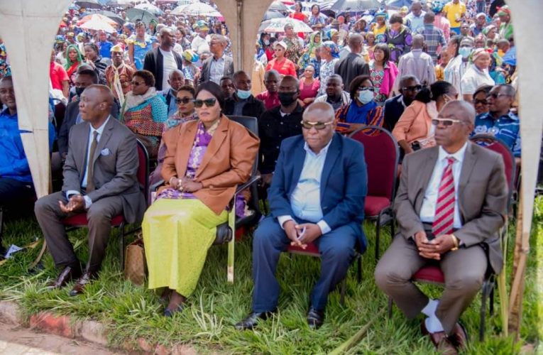 RDC- DIOCÈSE DE KOLWEZI : MESSE SPÉCIALE DE RAMEAUX,FIFI MASUKA AUX COTÉS DES NOMBREUX CHRÉTIENS CATHOLIQUES POUR RENDRE HOMMAGE À L&rsquo;ÉVÊQUE SORTANT