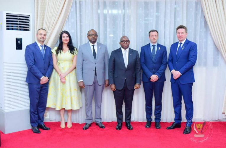 RDC/Primature :Signature d&rsquo;un contrat de construction des routes en RDC entre le ministère des ITPR et le Groupe Européen de Développement, le Premier Ministre Sama Lukonde encourage les deux parties à mettre en œuvre ce projet dans le délais.