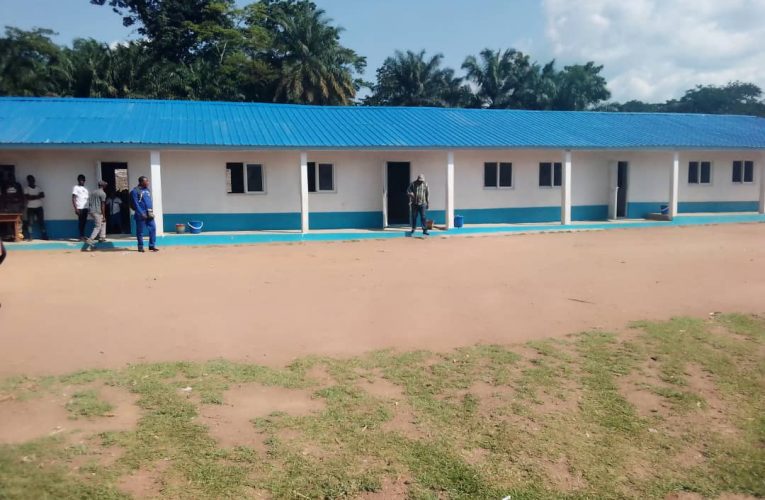 RDC/Mongala : Deux nouveaux bâtiments scolaires inaugurés par le gouverneur intérimaire près de Lisala