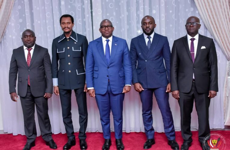 RDC/Primature :Le Premier Ministre Jean-Michel Sama Lukonde a reçu une délégation du Haut-Katanga conduite par le Ministre provincial des Infrastructures Miguel Kashal Katemb qui lui a présenté quelques projets de développement des infrastructures à mettre en œuvre dans cette province