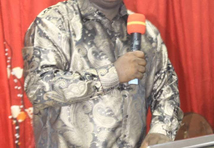 RDC/ Le prophète Ambassadeur Honoré Mulumba a prophétisé pour le chef de l’État, Félix Tshisekedi: »DIEU VA T’IMPOSER DANS TA GÉNÉRATION , POUR CONFIRMER TA SAISON…. »(vidéo)