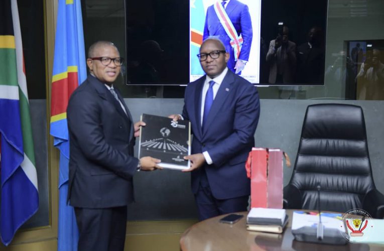 RDC/Primature/Réhabilitation et Modernisation des Infrastructures des transports en RDC : le Premier Ministre Jean-Michel Sama Lukonde a présidé la cérémonie de signature d’un protocole d’accord entre la RDC et l’Afrique du Sud 