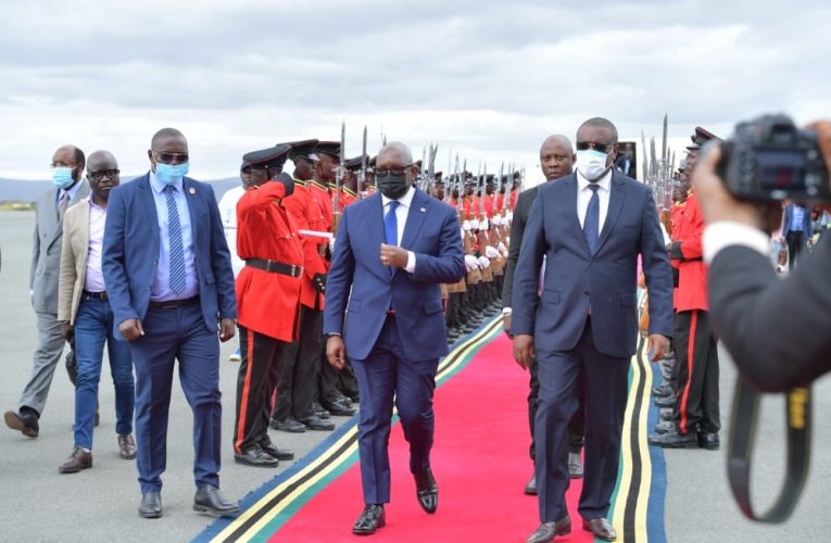 RDC/Primature :Paix et Sécurité en RDC et dans toute la sous-région des États d&rsquo;Afrique de l&rsquo;Est, le Premier Ministre Jean-Michel Sama Lukonde est arrivé à Arusha en Tanzanie  pour représenter le Président Félix-Antoine Tshisekedi au 22ème sommet ordinaire des Chefs d&rsquo;Etat de l&rsquo;EAC 