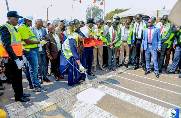 RDC/Fifi Masuka lance les travaux de marquage de signalisation routière