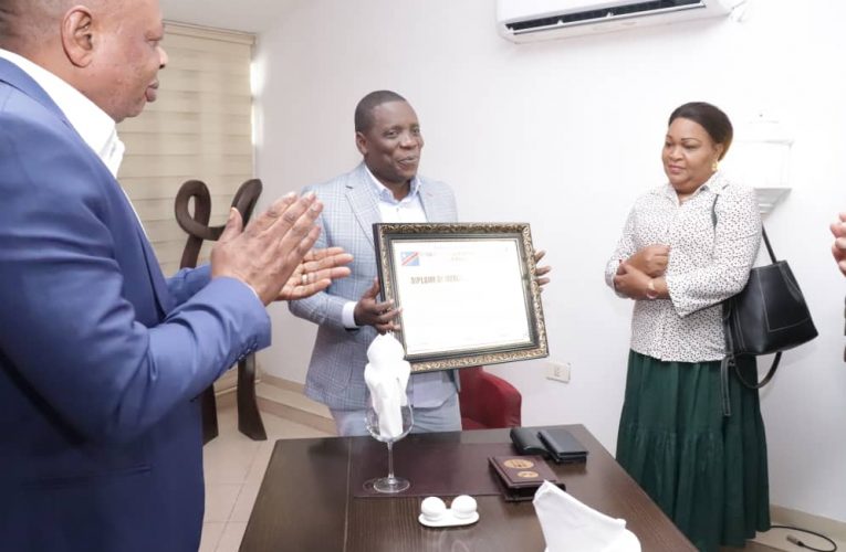 RDC :Le DG de l&rsquo;OCC couronné par l&rsquo;Union de la Presse du Grand Kasaï à Kinshasa