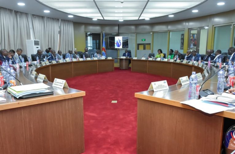 RDC/Primature :Déterminé de respecter le délai de dépôt du Projet de Budget 2023, le Premier Ministre Jean-Michel Sama Lukonde a présidé une réunion interministérielle à l’hôtel du gouvernement pour les derniers réglages 