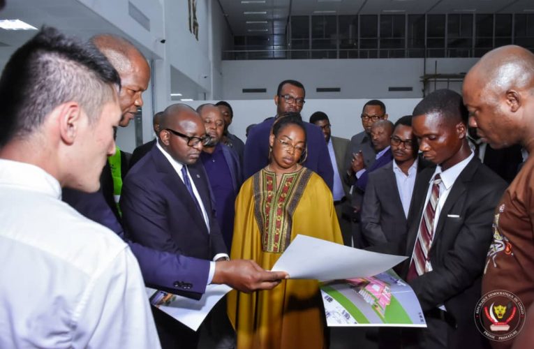 RDC/Primature :Arrivé à la fin de sa mission à Kisangani, le Premier Ministre Jean-Michel Sama Lukonde Kyenge a visité l’usine des maisons préfabriquées à la commune de Kisangani