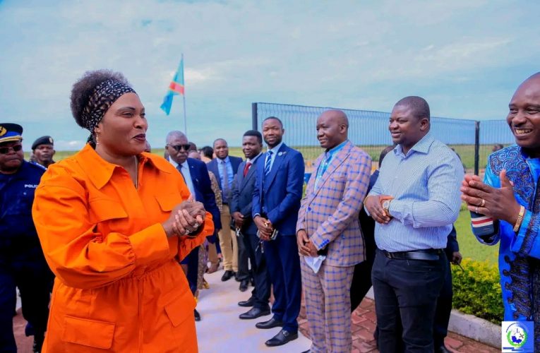 RDC/Lualaba : Le retour triomphal de Fifi Masuka après quelques jours de lobbying à l’étranger pour l’intérêt de sa province