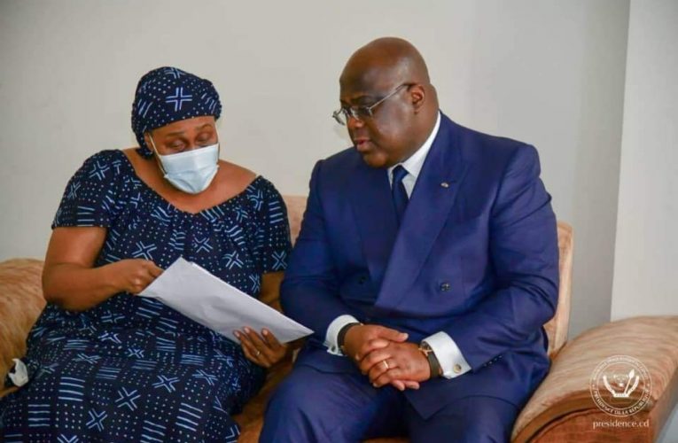 RDC/Le chef de l’État, Félix Antoine Tshisekedi Tshilombo, a rendu visite, ce lundi en début d’après-midi, à la veuve, Mme Hubertine Mbungu MWEMA, et aux enfants de Tharcisse Kasongo MWEMA Yamba Yamba, décédé le 12 novembre dernier à Kinshasa