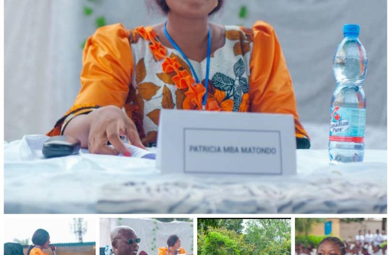 RDC/Kinshasa : Patricia Mba avec l’ONG Parlement des Femmes en sensibilisation des élèves filles sur l’apport du numérique