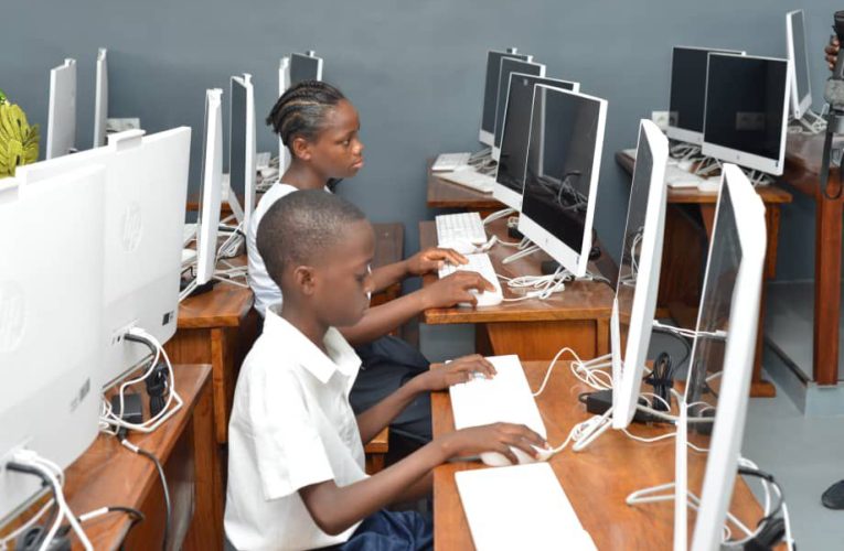 RDC/KINSHASA – ÉDUCATION : LE CHEF DE L’ÉTAT A TENU SA PROMESSE ET IL A DOTÉ L’ÉCOLE KAMINA DE YOLO-NORD D&rsquo;UNE SALLE DE COURS ÉQUIPÉE EN MATÉRIEL INFORMATIQUE