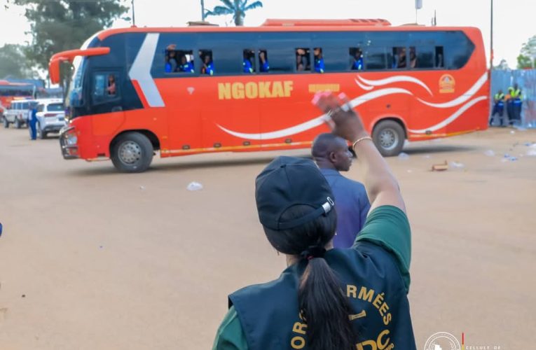 RDC-LUALABA : DES CENTAINES DE JEUNES AYANT RÉPONDU À L’APPEL DE LA GOUVERNEURE MASUKA D’INTÉGRER LES FARDC ONT EMBARQUÉ VERS LE CENTRE DE FORMATION MILITAIRE