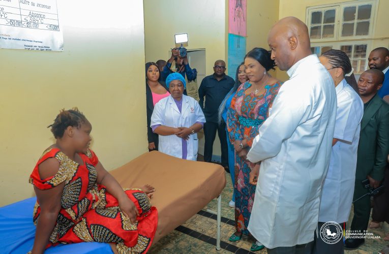 RDC – LUALABA,LA GOUVERNEURE FIFI MASUKA REND UNE VISITE DE RÉCONFORT AUX MALADES DE L’HPK (vidéo)