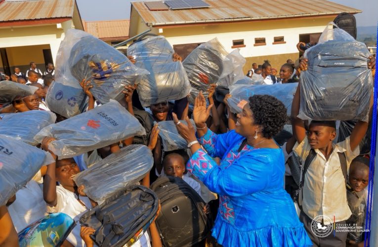 RDC – LUALABA:EN ITINÉRANCE À LUBUDI, MASUKA OFFRE DES FOURNITURES SCOLAIRES AUX ÉLÈVES ET SENSIBILISE POUR LE DIALOGUE NATIONAL